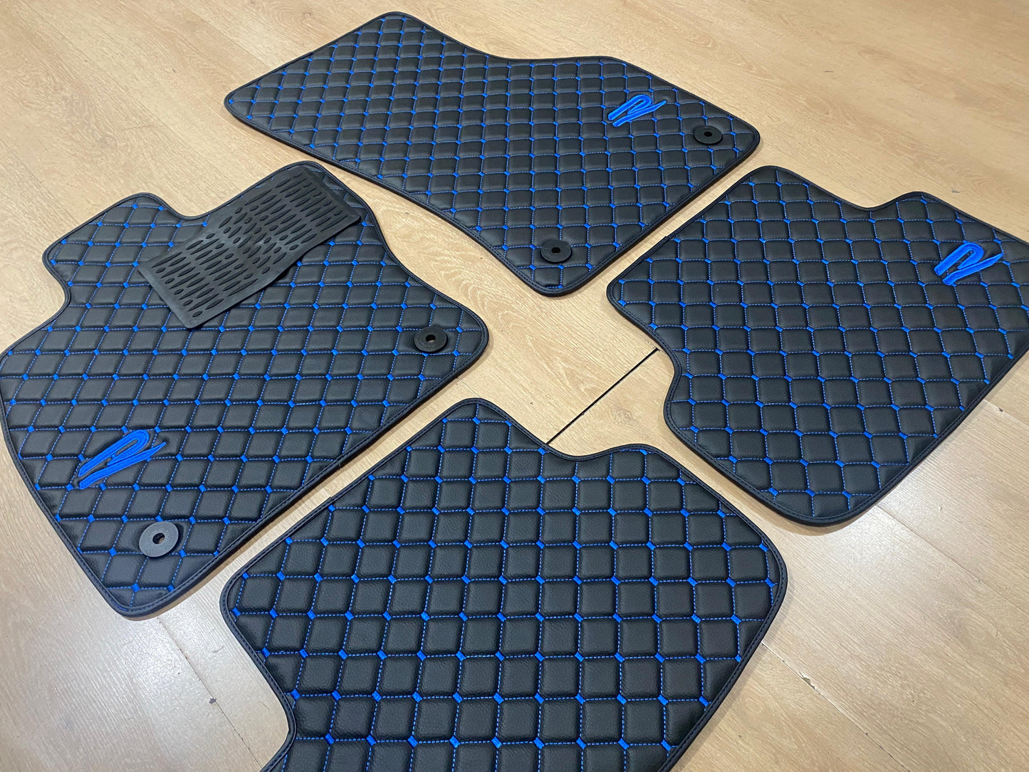 Golf R / GTI-Matten – Waben-Stil – luxuriöses Stickdesign