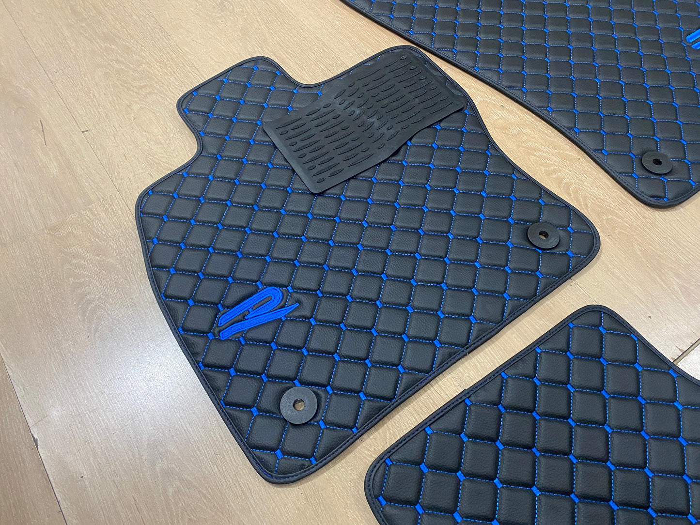 Golf R / GTI-Matten – Waben-Stil – luxuriöses Stickdesign