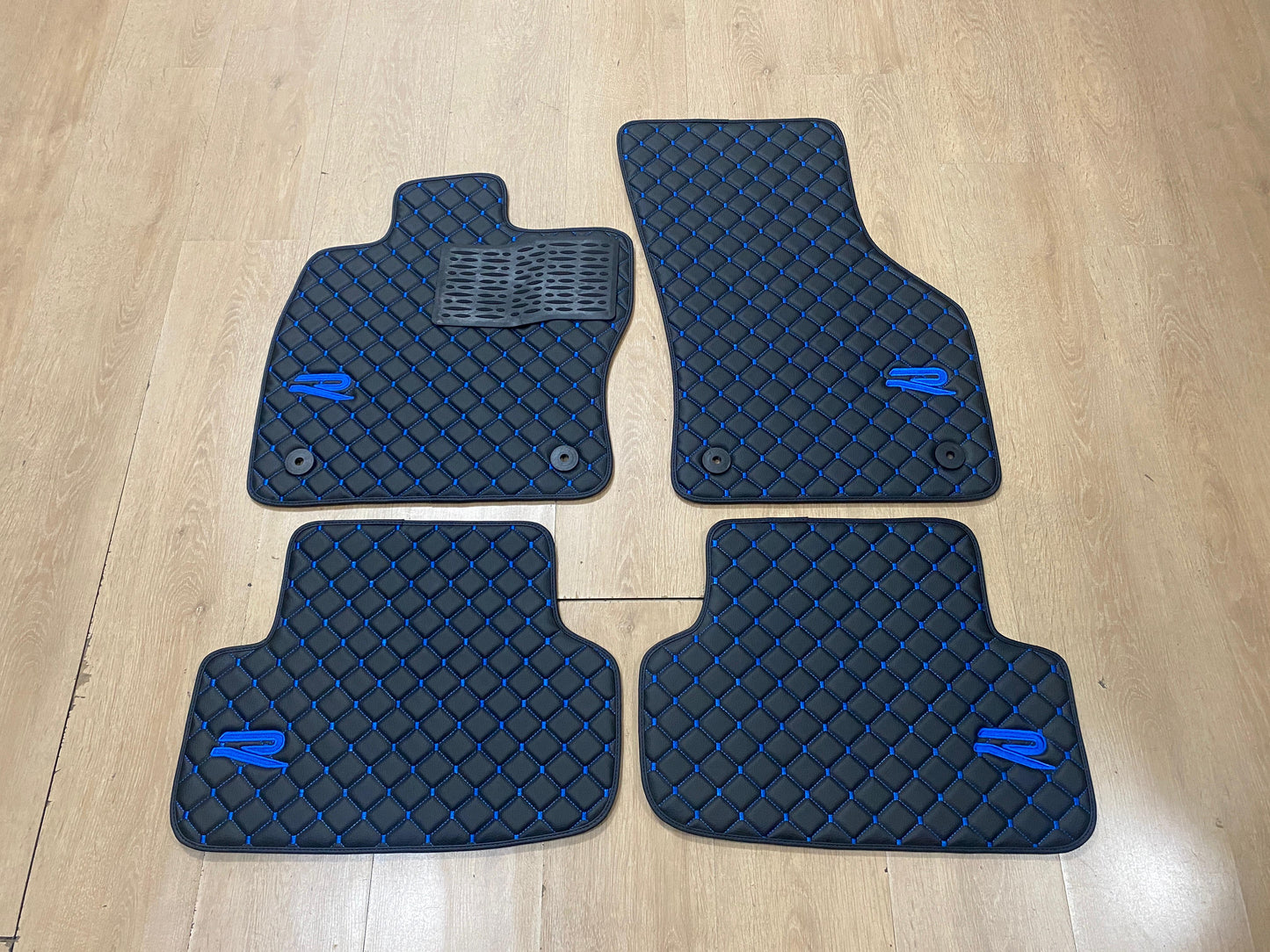 Golf R / GTI-Matten – Waben-Stil – luxuriöses Stickdesign