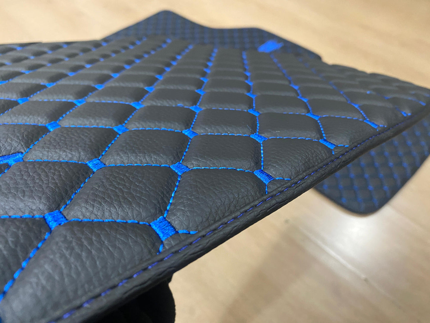 Golf R / GTI-Matten – Waben-Stil – luxuriöses Stickdesign