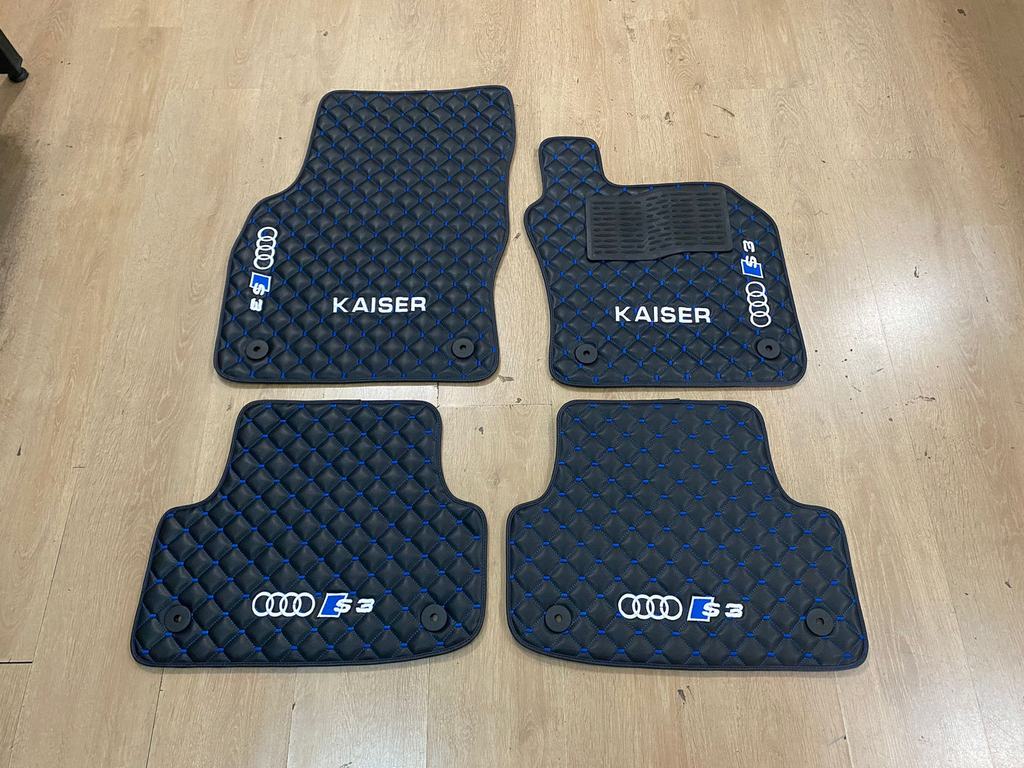 Audi S3 Automatten aus Leder mit Wabenmuster-Stickerei