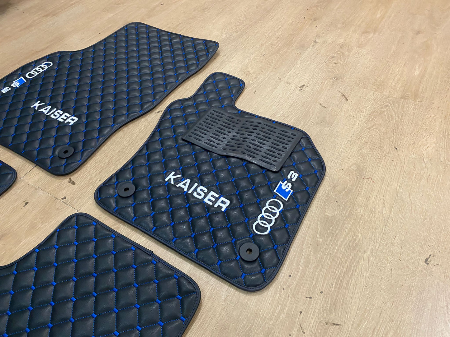 Audi S3 Automatten aus Leder mit Wabenmuster-Stickerei