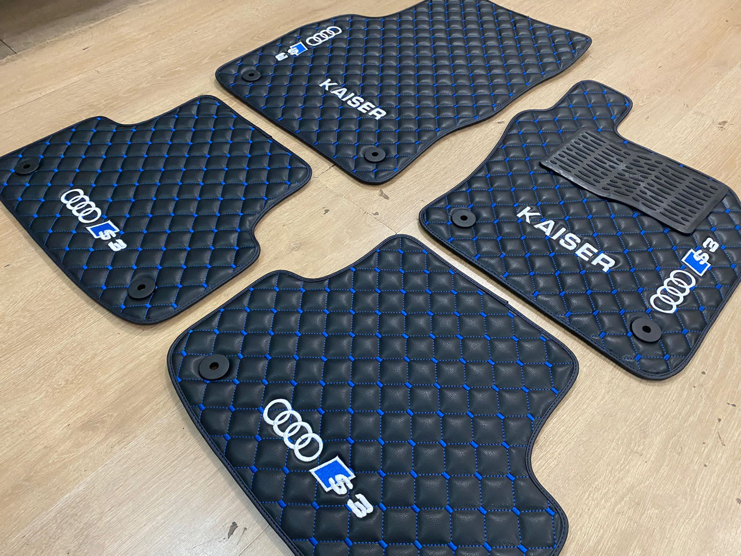 Audi S3 Automatten aus Leder mit Wabenmuster-Stickerei
