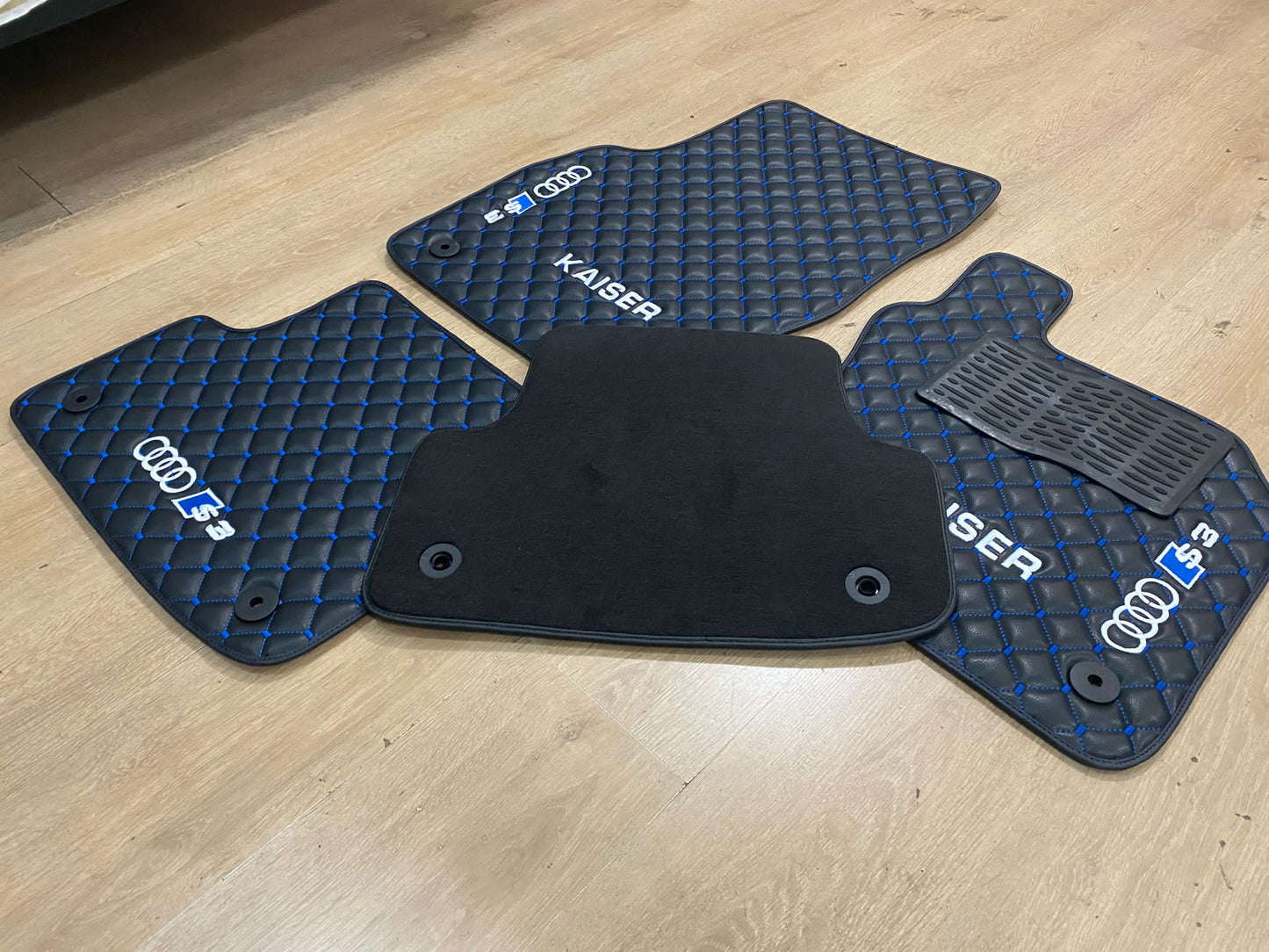 Audi S3 Automatten aus Leder mit Wabenmuster-Stickerei