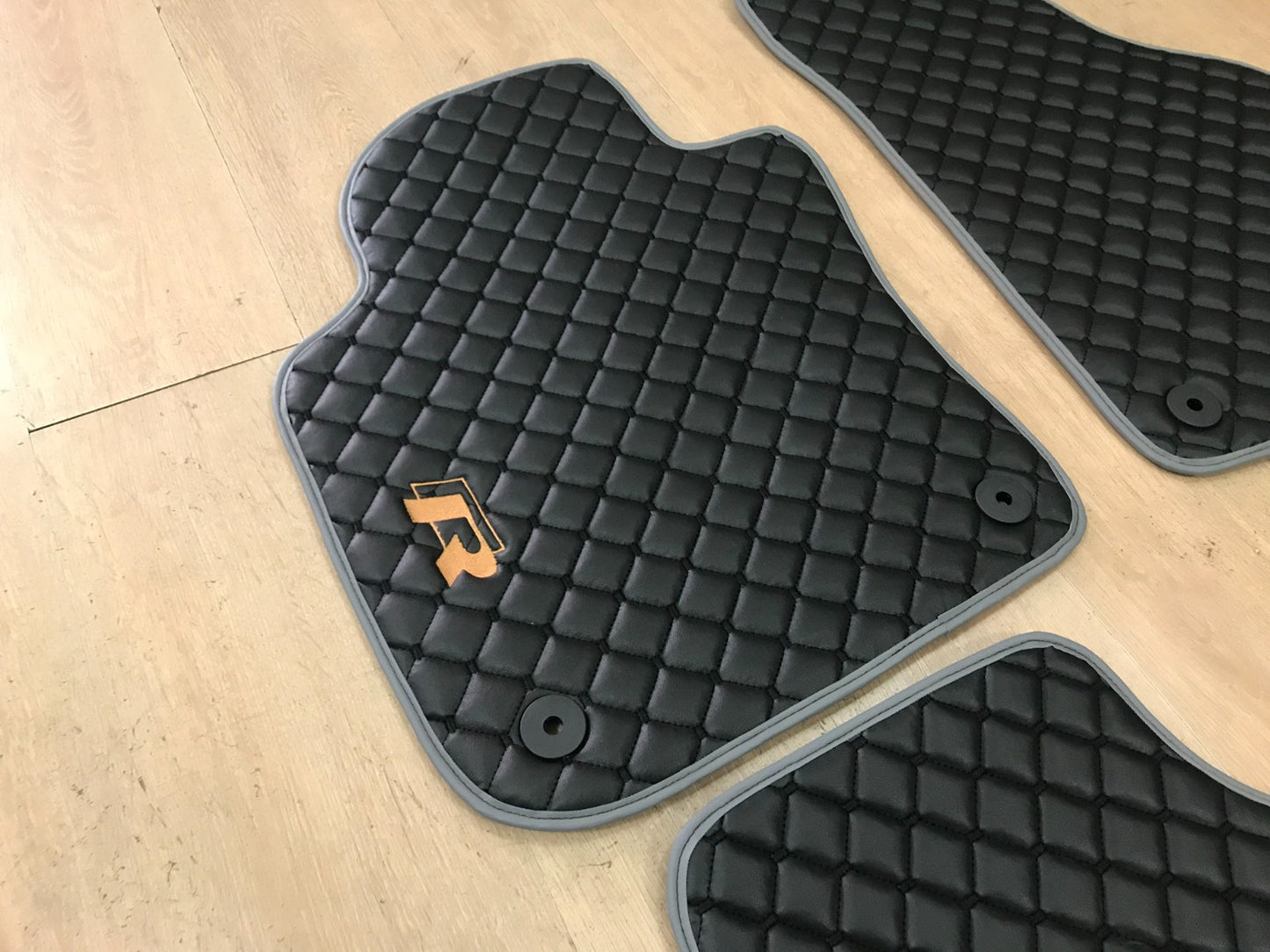 Automatten im Mesh-Stil für den Volkswagen Scirocco