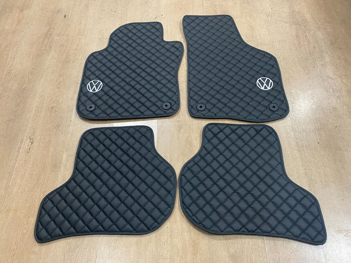 Automatten im Mesh-Stil für den Volkswagen Scirocco