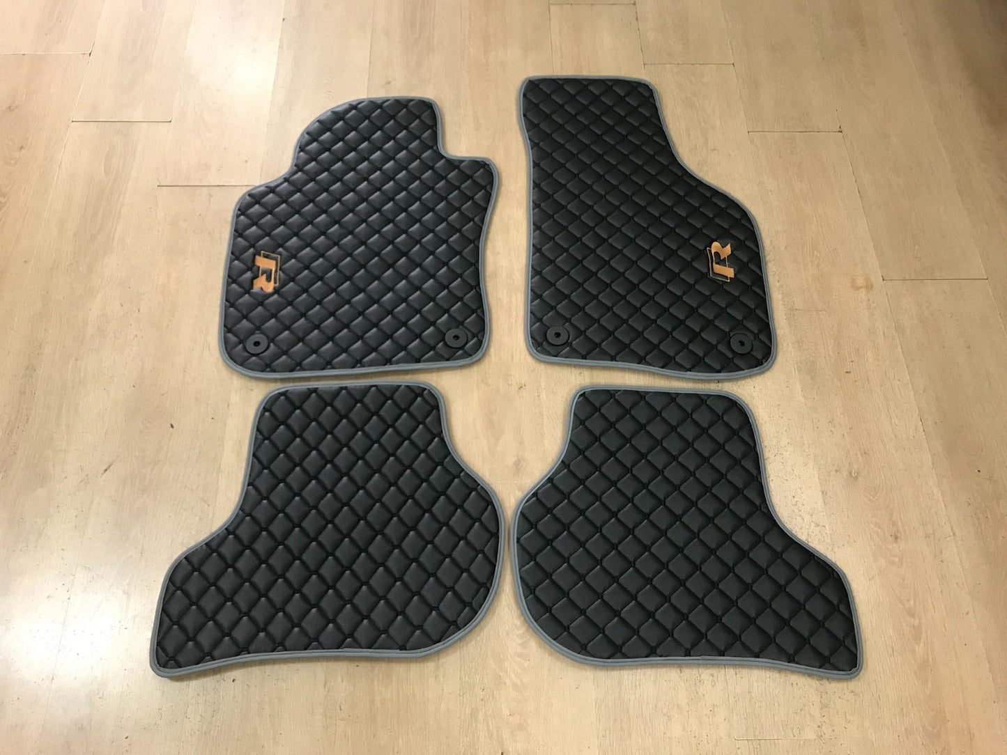 Automatten im Mesh-Stil für den Volkswagen Scirocco